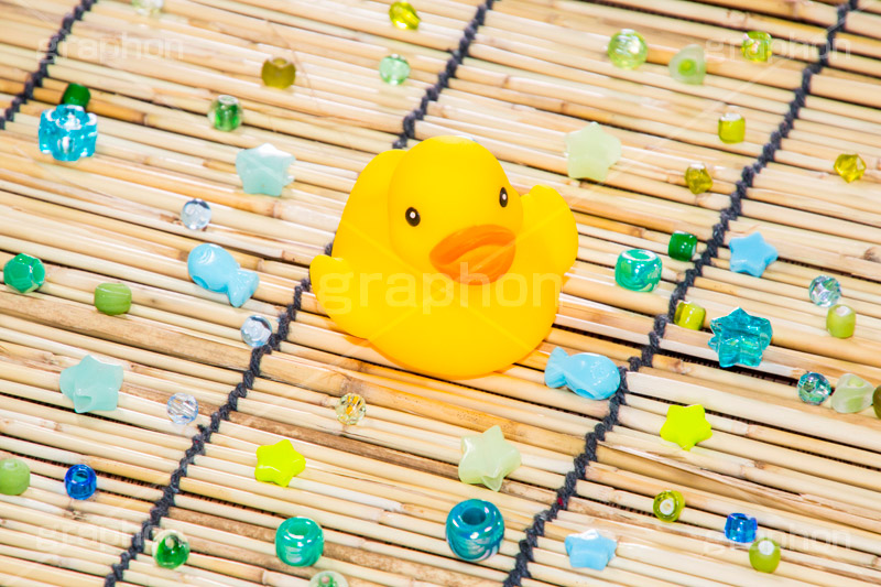 アヒルの玩具,出店,露店,屋台,夏祭り,祭り,景品,あひる,アヒル,鳥,くちばし,口ばし,おもちゃ,玩具,TOY,シュール,遊び,こども,子供,キッズ,水遊び,ビーズ,すだれ,簾,夏,サマー,summer,kids,beads