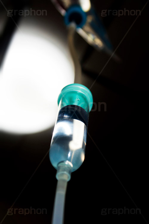 遠退く意識‥,点滴,点滴静脈注射,薬剤,薬,くすり,注射針,注射,カテーテル,装置,投与,体調,ヘルスケア,ケア,healthcare,health,健康,医療,治療,病室,病院,安静,療養,入院,意識,朦朧,処置,病