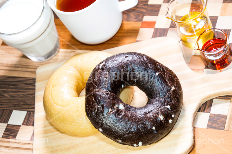 ベーグル,ブレックファースト,パン,朝食,bagel,breakfast,bread,healthy,milk,tea,chocolate,honey,maple,牛乳,紅茶,小麦粉,ヘルシー,チョコレート,シロップ,蜂蜜,はちみつ,ハチミツ,メープル,まな板