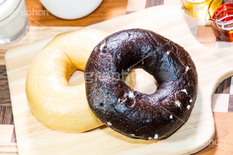 ベーグル,ブレックファースト,パン,朝食,bagel,breakfast,bread,healthy,milk,chocolate,honey,maple,牛乳,小麦粉,ヘルシー,チョコレート,シロップ,蜂蜜,はちみつ,ハチミツ,メープル,まな板