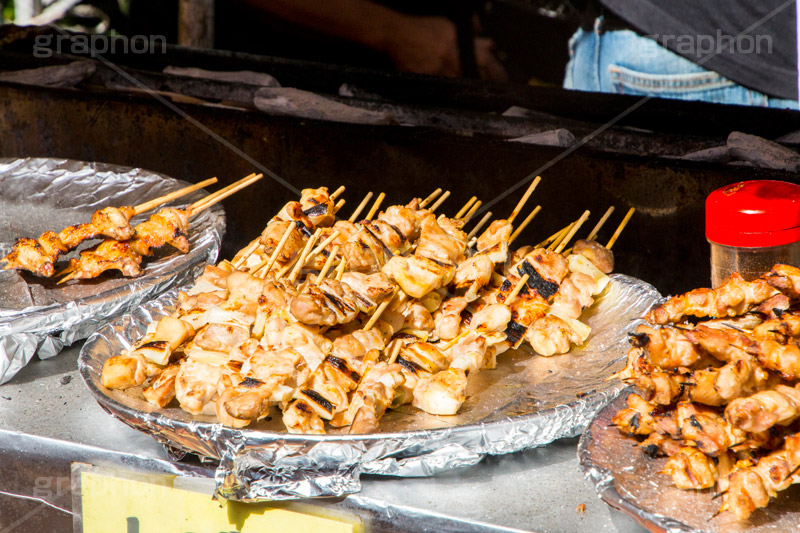 出店の焼き鳥,焼き鳥,串焼き,焼き,夏祭り,祭り,出店,露店,屋台,夏,サマー,summer,festival,japan,夏休み,縁日,的屋,食べ歩き,おやつ,つまみ,おつまみ