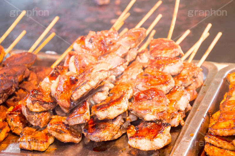 山積みの串焼き,串焼き,焼肉,焼き肉,肉,夏祭り,祭り,出店,露店,屋台,夏,サマー,summer,festival,japan,夏休み,縁日,的屋,食べ歩き,おやつ,つまみ,おつまみ