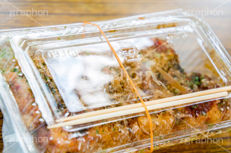 出店のたこ焼き,たこ焼,たこ焼き,タコヤキ,たこやき,粉もん,ソウルフード,大阪名物,夏祭り,祭り,出店,露店,屋台,夏,サマー,soulfood,summer,festival,japan,夏休み,縁日,的屋,食べ歩き,おやつ,パック,つまみ,おつまみ