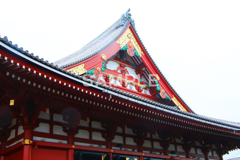 浅草,雷門,浅草寺,あさくさ,台東区,寺,お寺,参拝,お参り,東京都内最古,都内最古,ご本尊聖観世音菩薩,御宮殿,ごくうでん,不動明王,線香,煙,浴びる,香炉,大香炉,けむり,本堂,浅草 名所,浅草 観光,asakusa,japan,スポット,寺院