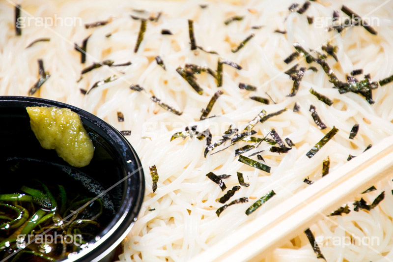 コンビニそうめん,そうめん,素麺,だし,出汁,ダシ,日本料理,日本食,和食,つゆ,茹,冷やし,夏,麺料理,麺類,薬味,japan,箸,割りばし,割り箸,コンビニ,冷麦,ひやむぎ,のり,海苔,ワサビ,わさび,山葵,summer,サマー