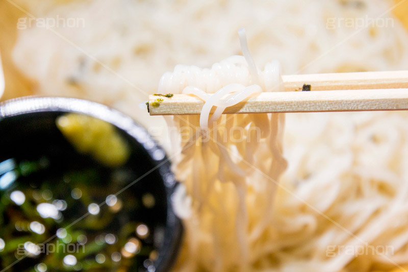 コンビニそうめん,そうめん,素麺,だし,出汁,ダシ,日本料理,日本食,和食,つゆ,茹,冷やし,夏,麺料理,麺類,薬味,japan,箸,割りばし,割り箸,コンビニ,冷麦,ひやむぎ,ワサビ,わさび,山葵,箸,割り箸,割りばし,summer,サマー
