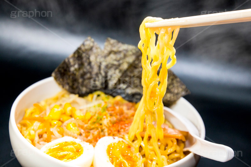 味噌ラーメン,ラーメン,らーめん,めん,みそラーメン,みそ,味噌,日本料理,日本食,和食,つゆ,麺料理,麺類,あつあつ,アツアツ,熱々,japan,たまご,玉子,味玉,チャーシュー,焼き豚,ねぎ,ネギ,もやし,モヤシ,七味,唐辛子,コーン,のり,海苔,湯気,レンゲ,箸,はし,割りばし,割り箸