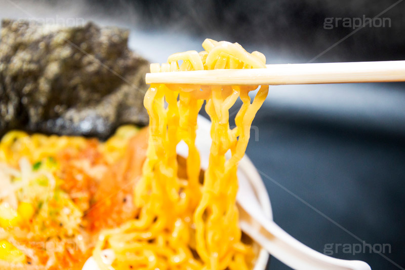 味噌ラーメン,ラーメン,らーめん,めん,みそラーメン,みそ,味噌,日本料理,日本食,和食,つゆ,麺料理,麺類,あつあつ,アツアツ,熱々,japan,たまご,玉子,味玉,チャーシュー,焼き豚,ねぎ,ネギ,もやし,モヤシ,七味,唐辛子,コーン,のり,海苔,湯気,レンゲ,箸,はし,割りばし,割り箸