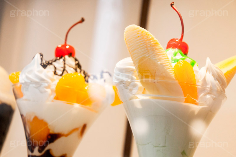 パフェの食品サンプル,パフェ,デザート,喫茶店,食品サンプル,見本,サンプル,偽物,甘味,おやつ,フルーツ,クリーム,チョコ,バナナ,さくらんぼ,スイーツ,店頭,japan,dessert,fruit,sweet