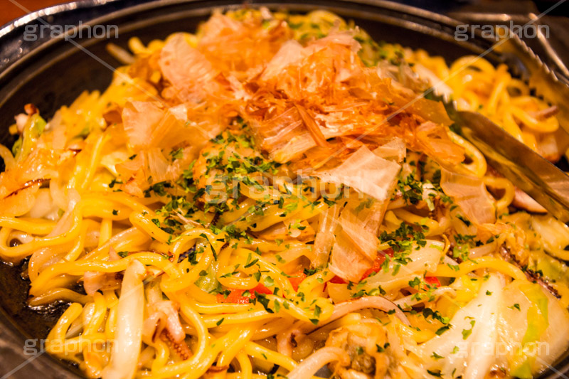 海鮮焼きそば,海鮮,ヤキソバ,やきそば,焼きそば,シーフード,イカ,いか,炒め,麺類,国民食,ソース,鉄板,香ばしい,和食,日本食,日本料理,湯気熱々,あつあつ,アツアツ,seafood,japan,つまみ,おつまみ,粉もん,小麦粉,ソウルフード,鰹節,かつお節,青海苔