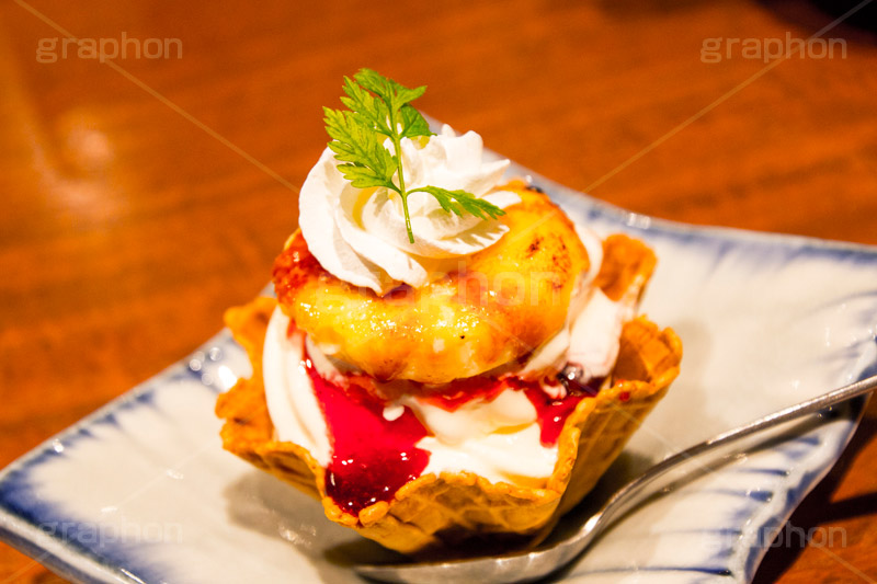 カラメルチーズタルト,タルト,カラメル,生クリーム,ミント,ペパーミント,チーズ,ベリー,ソース,ソフトクリーム,アイスクリーム,クリーム,コーン,清凉,夏,涼,冷,アイス,冷気,スイーツ,菓子,デザート,おやつ,お菓子,冷菓子,甘い,sweet