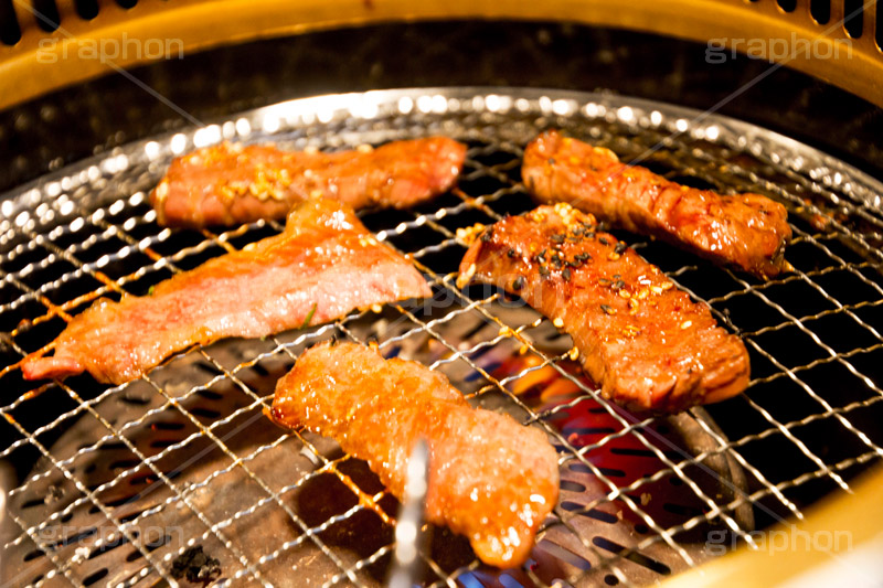 焼肉,焼き肉,やきにく,炭火,焼く,にく,肉,網,食べ放題,肉食,直火,タレ,漬けだれ,トング,ハラミ,ゴマ,胡麻