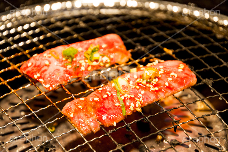 焼肉,焼き肉,やきにく,炭火,焼く,にく,肉,網,食べ放題,肉食,直火,タレ,漬けだれ,カルビ,松坂牛,霜降り,ねぎ,ネギ