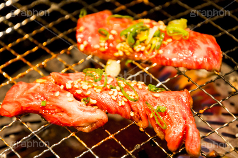 焼肉,焼き肉,やきにく,炭火,焼く,にく,肉,網,食べ放題,肉食,直火,タレ,漬けだれ,カルビ,松坂牛,霜降り,ねぎ,ネギ