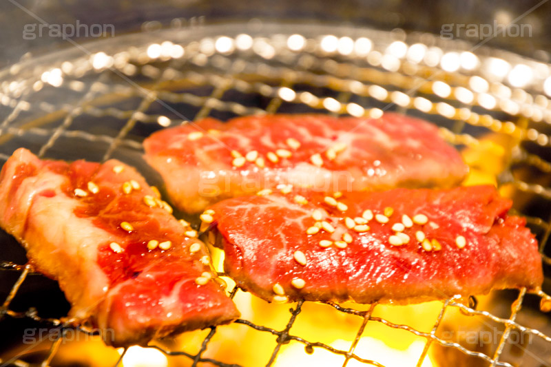 焼肉,焼き肉,やきにく,炭火,焼く,にく,肉,網,食べ放題,肉食,直火,タレ,漬けだれ,炎,火,煙,ハラミ,ゴマ,胡麻
