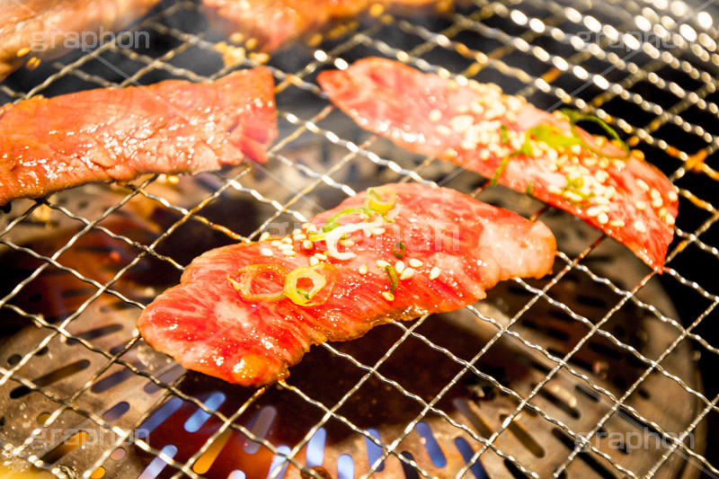 焼肉,焼き肉,やきにく,炭火,焼く,にく,肉,網,食べ放題,肉食,直火,タレ,漬けだれ,煙,ハラミ,ゴマ,胡麻,カルビ,松坂牛,霜降り,ねぎ,ネギ