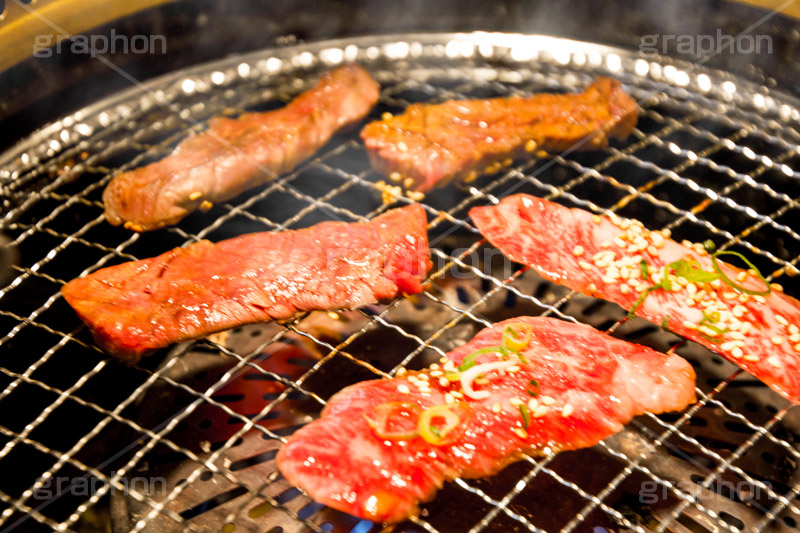 焼肉,焼き肉,やきにく,炭火,焼く,にく,肉,網,食べ放題,肉食,直火,タレ,漬けだれ,煙,ハラミ,ゴマ,胡麻,カルビ,松坂牛,霜降り,ねぎ,ネギ