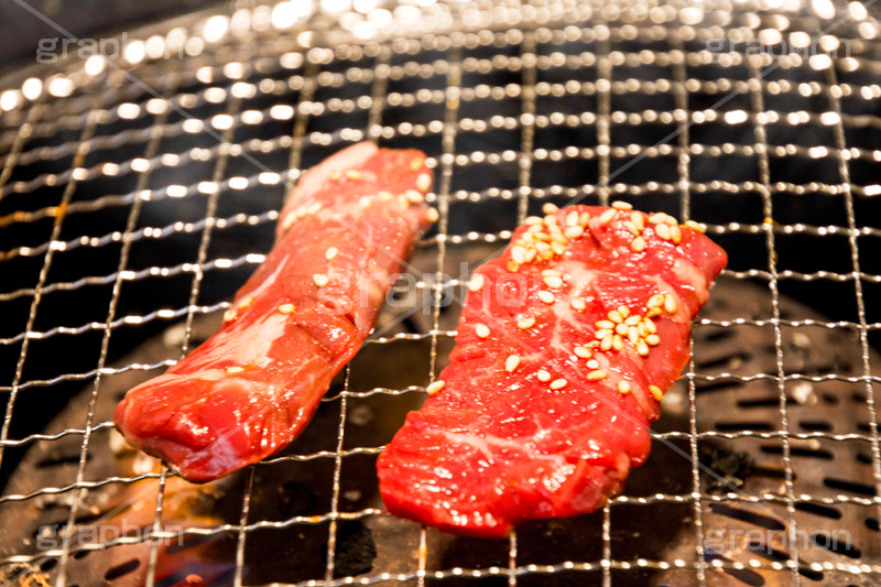 焼肉,焼き肉,やきにく,炭火,焼く,にく,肉,網,食べ放題,肉食,直火,タレ,漬けだれ,煙,ハラミ,ゴマ,胡麻