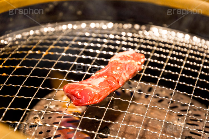 焼肉,焼き肉,やきにく,炭火,焼く,にく,肉,網,食べ放題,肉食,直火,タレ,漬けだれ,煙,ハラミ,ゴマ,胡麻