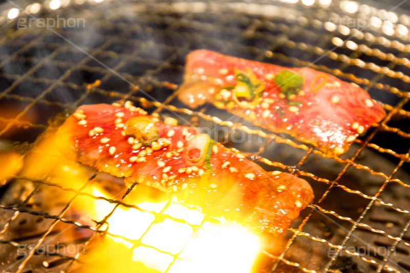 カルビの油で燃え上がる焼肉,焼き肉,焼肉,焼き肉,やきにく,炭火,焼く,にく,肉,網,食べ放題,肉食,直火,タレ,漬けだれ,炎,火,煙,カルビ,松坂牛,霜降り,ねぎ,ネギ