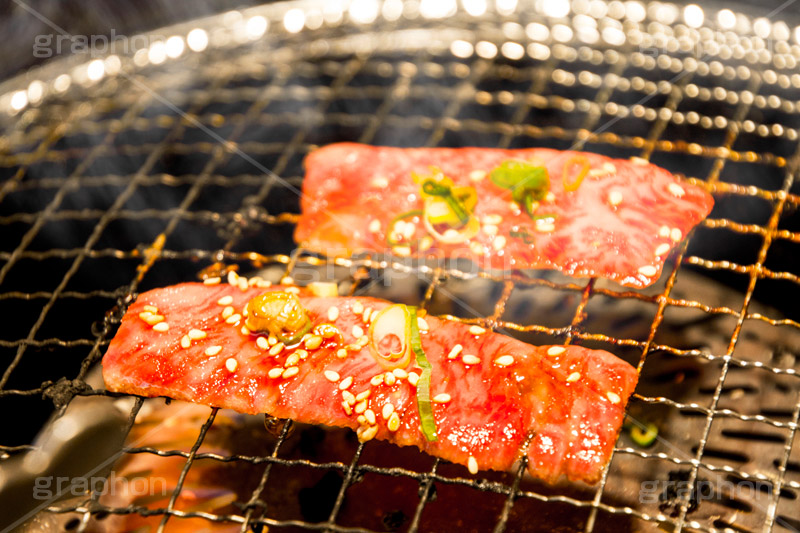 焼肉,焼き肉,やきにく,炭火,焼く,にく,肉,網,食べ放題,肉食,直火,タレ,漬けだれ,煙,トング,カルビ,松坂牛,霜降り,ねぎ,ネギ