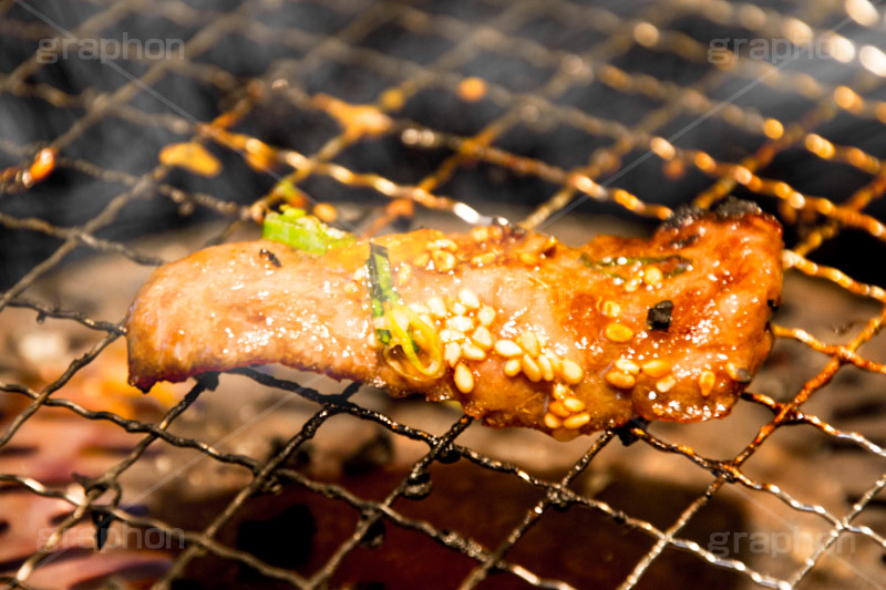 少し焼き過ぎた焼肉,焼き肉,焦げ,焼肉,焼き肉,やきにく,炭火,焼く,にく,肉,網,食べ放題,肉食,直火,タレ,漬けだれ,煙,カルビ,松坂牛,霜降り,ねぎ,ネギ