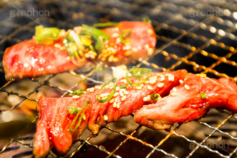 焼肉,焼き肉,やきにく,炭火,焼く,にく,肉,網,食べ放題,肉食,直火,タレ,漬けだれ,煙,トング,カルビ,松坂牛,霜降り,ねぎ,ネギ