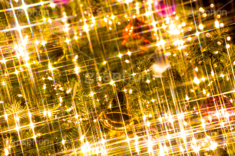 光り輝くクリスマスツリー,クリスマスツリー,イルミネーション,イルミ,illumination,tree,電飾,電球,発光ダイオード,LED,冬,キラキラ,綺麗,きれい,キレイ,煌,輝,デート,クリスマス,CHRISTMAS,Xmas,ornament,bell,飾り,デコレーション,イベント,モミの木,もみの木,オーナメント,ベル