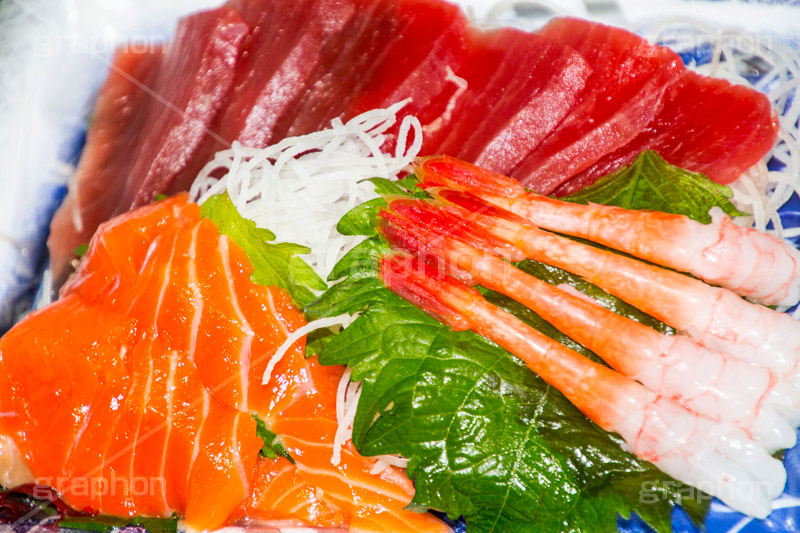 刺身の盛り合わせ,盛合せ,刺身,さしみ,刺し身,魚介,生もの,サーモン,マグロ,甘エビ,赤身,日本料理,日本食,和食,ワサビ,わさび,山葵,つまみ,居酒屋,大葉,惣菜,おつまみ,japan