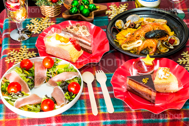 クリスマスディナー,クリスマスパーティー,クリスマス,パーティー,オーナメント,ディナー,パエリア,ケーキ,サラダ,スイーツ,洋食,デザート,冬,dessert,salad,cake,winter,CHRISTMAS,party,dinner