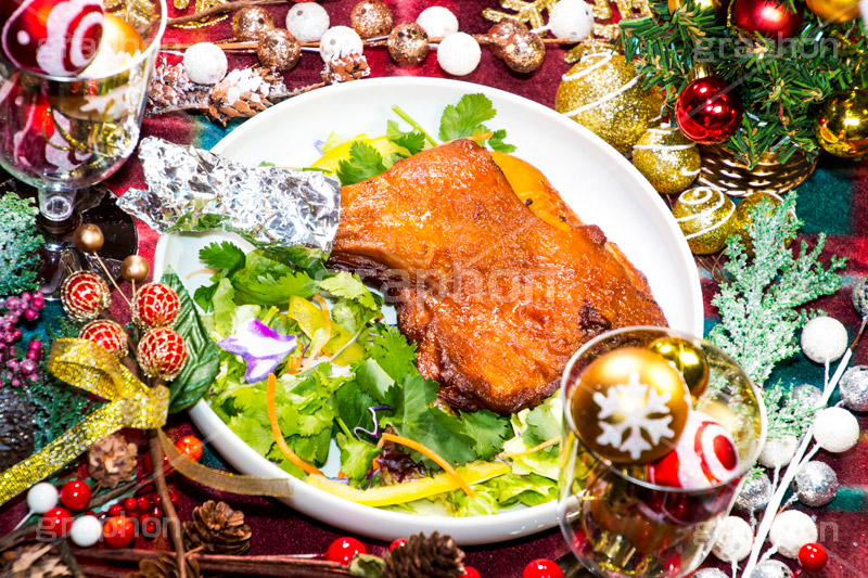 ローストチキン,チキン,もも,肉,鶏,鶏肉,クリスマスディナー,クリスマスパーティー,クリスマス,パーティー,オーナメント,ディナー,サラダ,冬,オーブン,グリル,洋食,CHRISTMAS,party,dinner,salad,winter