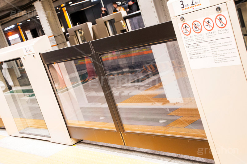 ホームドア,ドア,安全,駅のホーム,駅,ホーム,電車,通勤,通学,マナー,ルール,train,rule,manner,door,黄色い線,注意