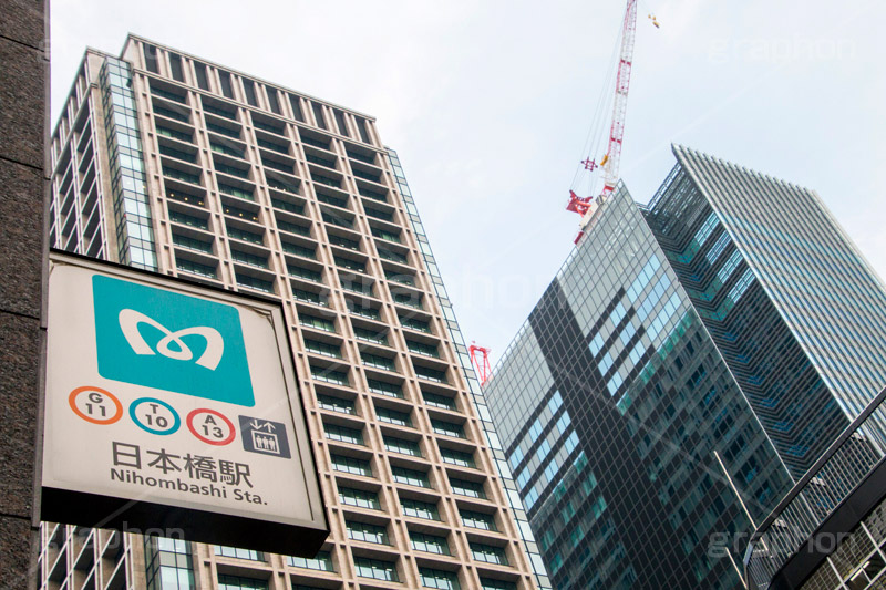 日本橋交差点,交差点,日本橋,ショップ,レストラン,商業施設,商業,ショッピング,building,shopping,高層ビル,ビル,中央区,施設,オフィス,オフィスビル,office,tokyo,東京,開発,工事,建設,クレーン,メトロ,地下鉄,看板,標示
