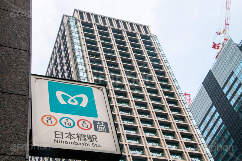 日本橋交差点,交差点,日本橋,ショップ,レストラン,商業施設,商業,ショッピング,building,shopping,高層ビル,ビル,中央区,施設,オフィス,オフィスビル,office,tokyo,東京,開発,工事,建設,クレーン,メトロ,地下鉄,看板,標示