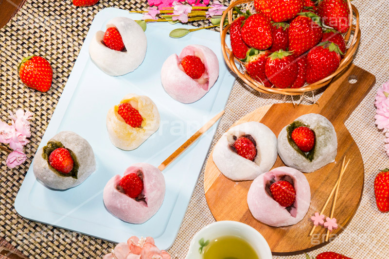 春のスイーツ,いちご大福,苺大福,イチゴ大福,大福,餅,もち,おもち,だいふく,あんこ,いちご,苺,イチゴ,和菓子,日本料理,菓子,お菓子,スイーツ,おやつ,スイート,甘い,デザート,和,和風,甘味,グルメ,春,旬,串,楊枝,かご,籠,カゴ,お茶請け,お茶,緑茶,さくら,桜,パステル,和食,sweet,strawberry,japan,dessert,spring,pastel