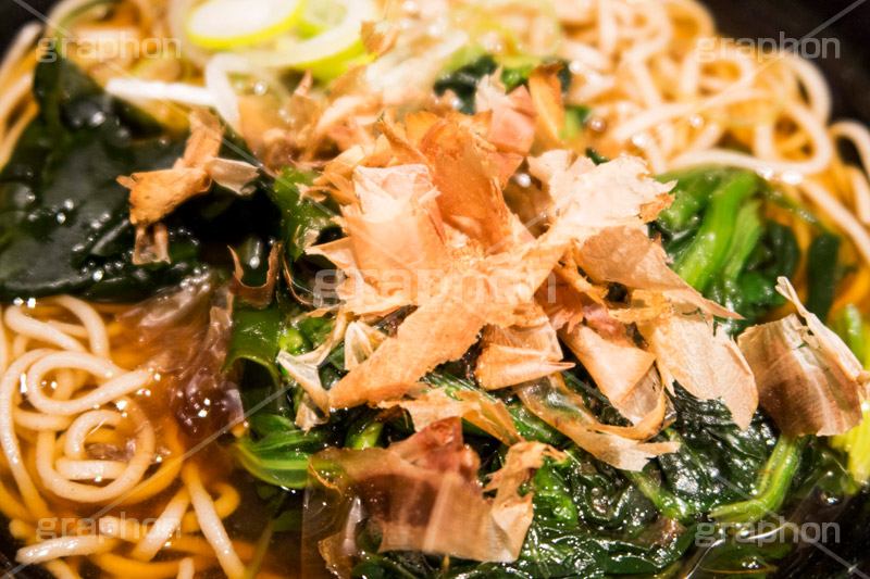 ほうれん草の蕎麦,ソバ,蕎麦,そば,だし,出汁,ダシ,かつお節,蕎麦粉,日本料理,日本食,和食,つゆ,蕎麦汁,茹,ほうれん草,ホウレンソウ,ヘルシー,japan,ファーストフード,ファストフード
