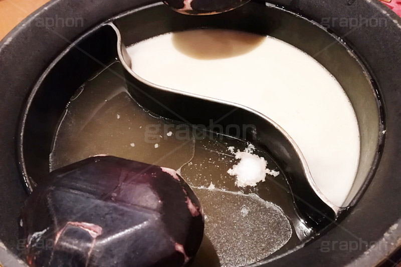 しゃぶしゃぶ鍋,だし,出汁,ダシ,昆布,こんぶ,つゆ,豚骨,鍋,なべ,しゃぶしゃぶ,和食,日本食,日本料理,おたま,japan,スマホ撮影