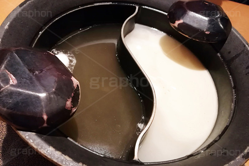 しゃぶしゃぶ鍋,だし,出汁,ダシ,昆布,こんぶ,つゆ,豚骨,鍋,なべ,しゃぶしゃぶ,和食,日本食,日本料理,おたま,japan,スマホ撮影