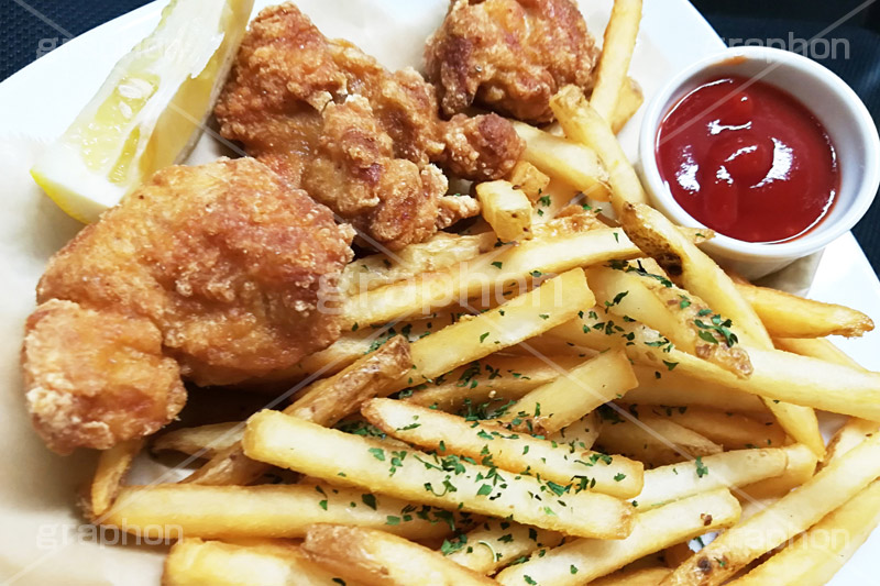 ポテトと唐揚げ,ポテト,フライドポテト,ポテトフライ,フライ,いも,じゃがいも,ジャガイモ,揚げ,ファーストフード,ファストフード,炭水化物,洋食,油,potato,lemon,parsley,芋,唐揚げ,からあげ,から揚げ,揚げ物,ジャンキー,カロリー,鶏,パセリ,スマホ撮影,ポテトにはケチャップでしょ,ジャンクフード