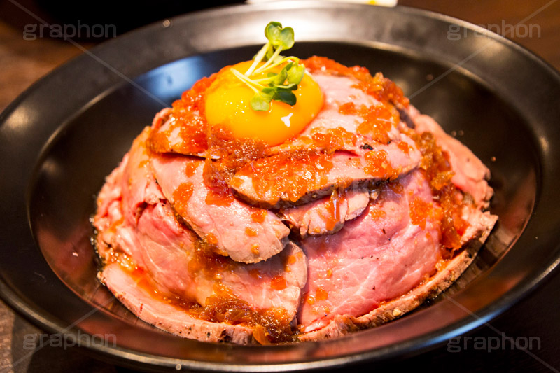 ローストビーフ丼,ローストビーフ,牛肉,肉,丼,どんぶり,生卵,卵黄,卵,たまご,タマゴ,ごはん,ご飯,和食,日本食,japan,カロリー,グルメ,タレ
