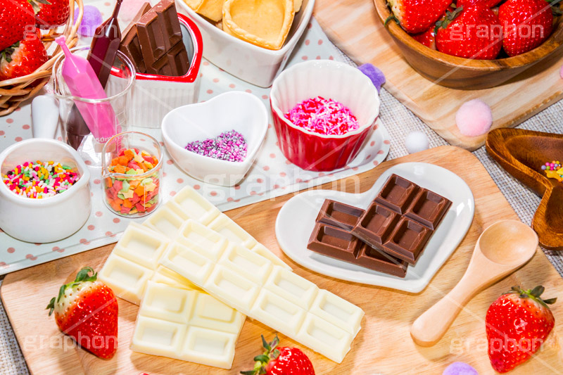 バレンタインの準備,バレンタイン,チョコレート,chocolate,valentine,kitchen,cooking,strawberry,キッチン,クッキング,調理,菓子,お菓子,手作り,いちご,苺,イチゴ,トッピング,デコレーション,告白,愛,恋,恋愛,ラブ,らぶ,LOVE,支度,準備,板チョコ,ホワイトチョコ,チョコペン,タルト,スプーン,女子力,ガーリー,食材,材料,sweet,甘い,スイーツ,ホワイトデー