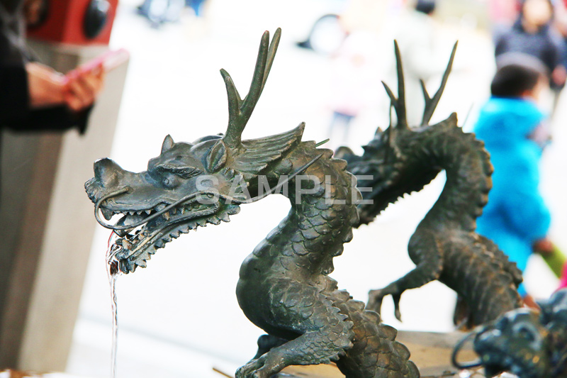 浅草寺のお水舎,浅草,雷門,浅草寺,あさくさ,台東区,寺,お寺,参拝,お参り,東京都内最古,都内最古,龍神像,沙竭羅龍王像,さから,龍王像,龍,銅像,口から,墨絵の龍,神,お水舎,手洗い場,手洗い,おみずや,手水舎,ドラゴン,浅草 名所,浅草 観光,ちょうずや,ちょうずしゃ,てみずや,てみずしゃ,手水,作法,スポット,寺院,asakusa,japan