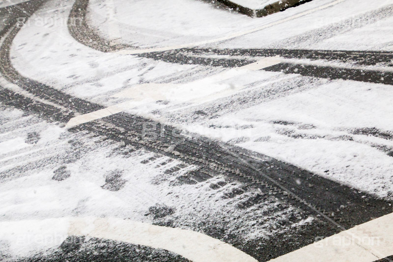 雪のタイヤ跡,道路に積もる雪,雪,ゆき,積,跡,冬,道路,アスファルト,滑る,積雪,タイヤ,アイスバーン,凍結,スリップ,snow,winter
