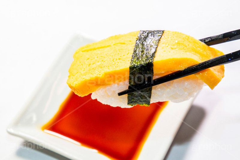 玉子の寿司を醤油につける,寿司,すし,寿し,スシ,鮨,鮓,早鮨,米飯,酢飯,ネタ,しゃり,シャリ,握り,にぎり,日本食,日本料理,和食,sushi,japanese,japan,玉子,たまご,卵,はし,箸,つまむ,しょうゆ,醤油