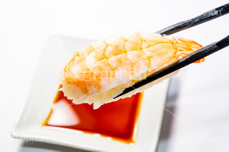 エビの寿司を醤油につける,寿司,すし,寿し,スシ,鮨,鮓,早鮨,米飯,酢飯,ネタ,しゃり,シャリ,握り,にぎり,生鮮,魚介,海鮮,日本食,日本料理,和食,シーフード,sushi,japanese,seafood,japan,エビ,えび,海老,はし,箸,つまむ,しょうゆ,醤油,甲殻類