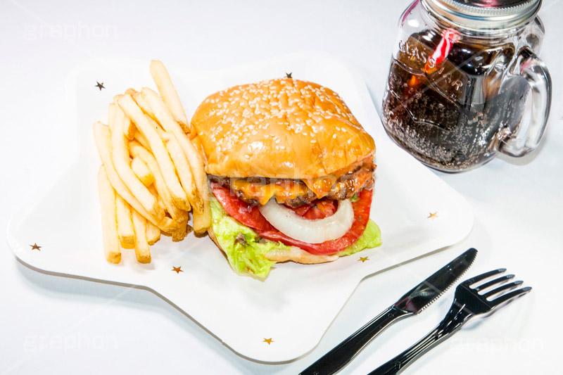 チーズバーガー,ハンバーガー,バーガー,チーズ,ファーストフード,ファストフード,サンド,コーラ,トマト,オニオン,タマネギ,玉ねぎ,レタス,ポテト,フライドポテト,ポテトフライ,パテ,メイソンジャー,ジャー,洋食,ジャンク,ジャンキー,グルメ,ビーフ,牛肉,パン,フォーク,ナイフ,コーラ,ジャンクフード,beef,hamburger,cheese,potato,fork,knife,cola