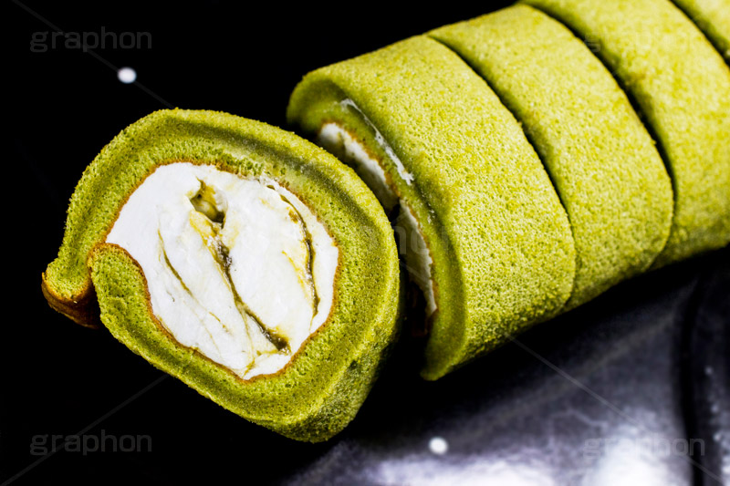 抹茶のロールケーキ,ロールケーキ,抹茶,ロール,ケーキ,砂糖,クリーム,スイート,食後,デザート,スイーツ,菓子,甘い,焼き菓子,コンビニ,お菓子,おやつ,和風,和,cake,sweet,tea,fork