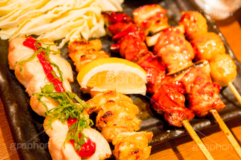 串焼き盛り合わせ,串,やきとり,焼き鳥,鶏,鶏肉,つくね,梅肉,ささみ,ササミ,レバー,しそ,大葉,レモン,つまみ,居酒屋,日本料理,日本食,和食,焼き,おつまみ,japan