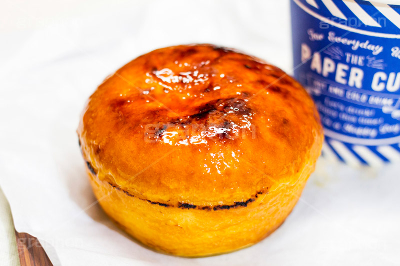 焦がしクリームパン,焦がし,クリームパン,パン,焼き,ぱん,クリーム,カラメル,バター,おやつ,デザート,朝食,ピクニック,picnic,morning,cream,bread,butter,dessert,紙コップ,甘い,スイーツ,菓子パン