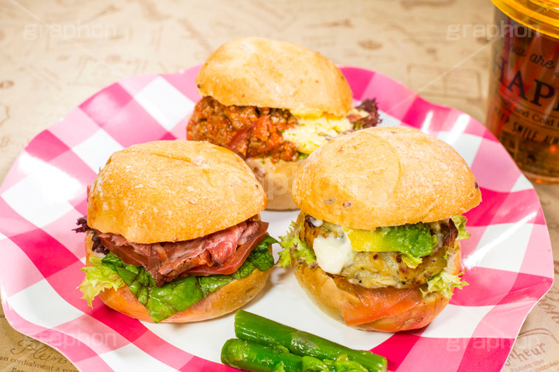 ミニバーガー,バーガー,ミニ,ハンバーガー,ファーストフード,ファストフード,サンド,パテ,パン,洋食,ジャンク,ジャンキー,レタス,牛肉,チキン,マヨネーズ,アボカド,ローストビーフ,チリ,トマト,アスパラ,アスパラガス,ジャンクフード,asparagus,hamburger,mini,chicken,beef
